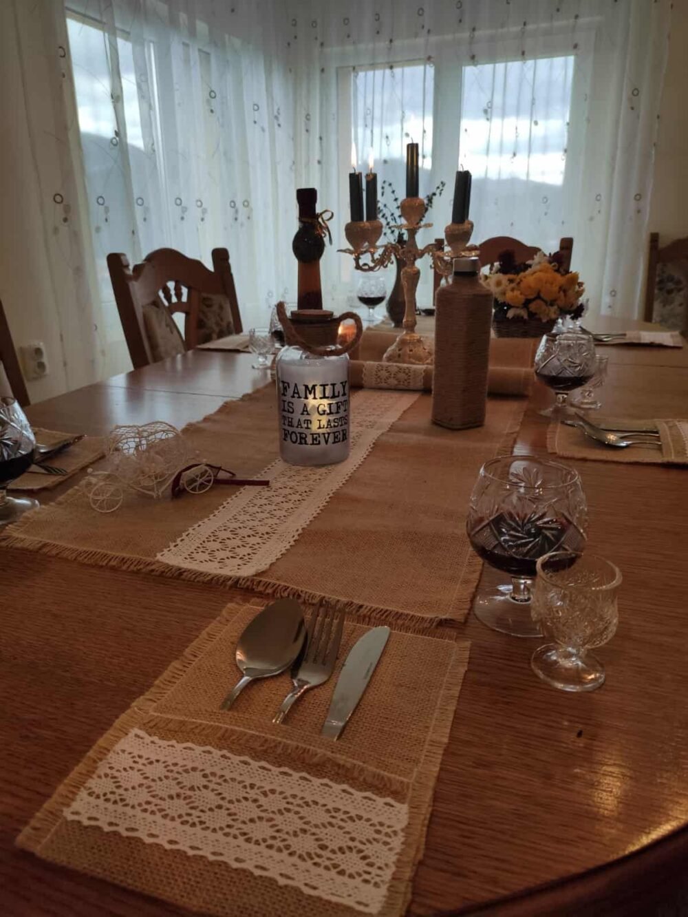 Set Traversa Masa din Iuta Naturala Cu Dantela Din Bumbac (6,8,12)