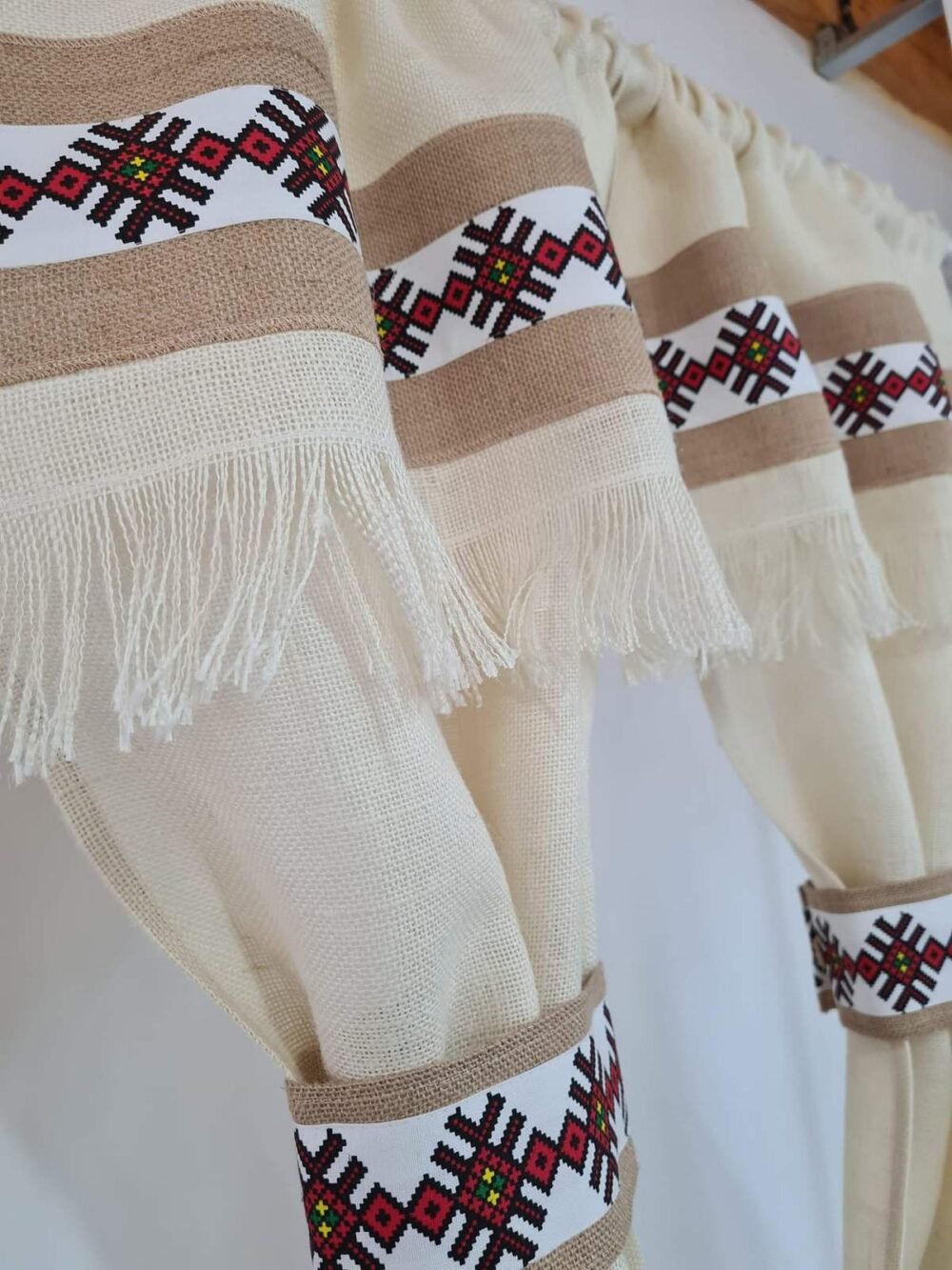 Perdele Rustice din Iută Alba Motive Traditionale Voronet