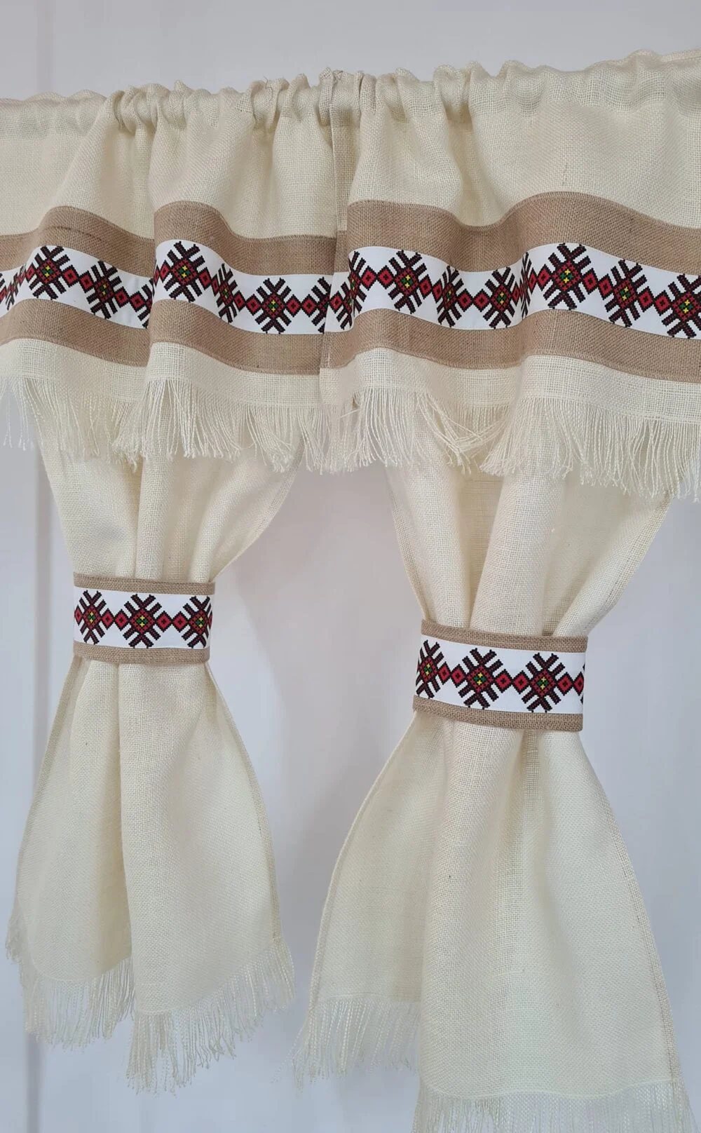 334942936_514481947305255_1222131588615723639_n Perdele Rustice din Iută Alba Motive Traditionale Voronet