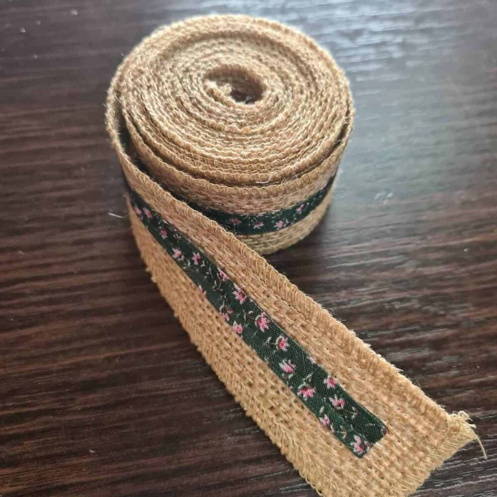 Untitled design(47) Panglica din iuta naturala cu decoratiune florala, Latime 3cm Lungime 2m