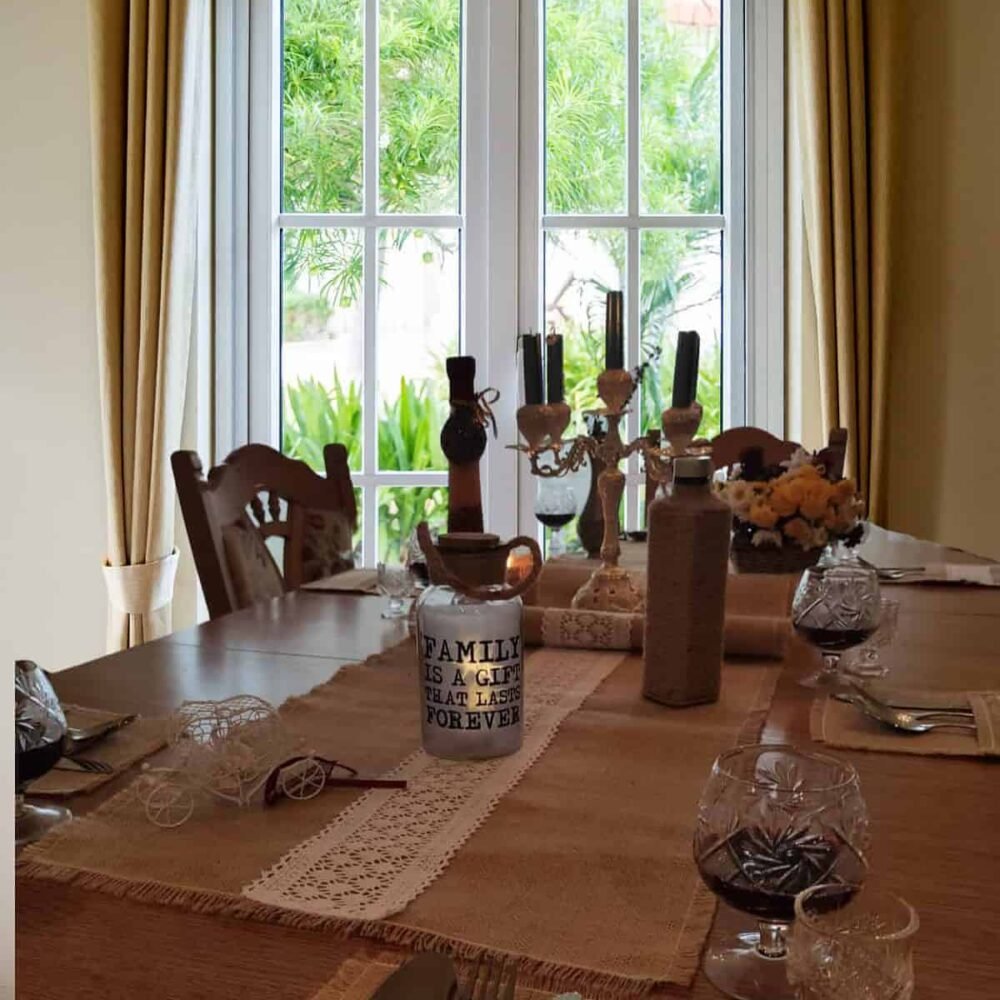 traversa masa cu dantela Traversa de masa din iuta la comanda