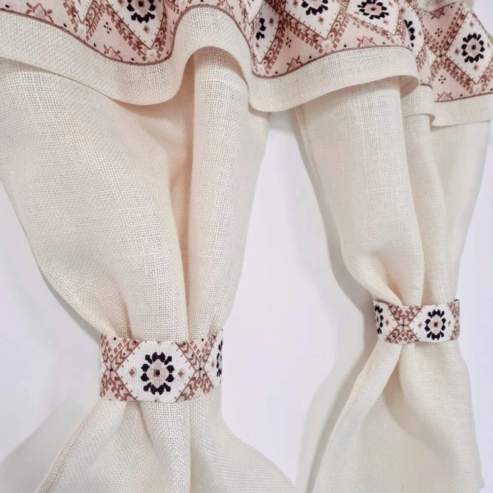 348335317_588013056489730_5367921615535924954_n Perdele Rustice din Iuta Alba cu Motiv Traditional