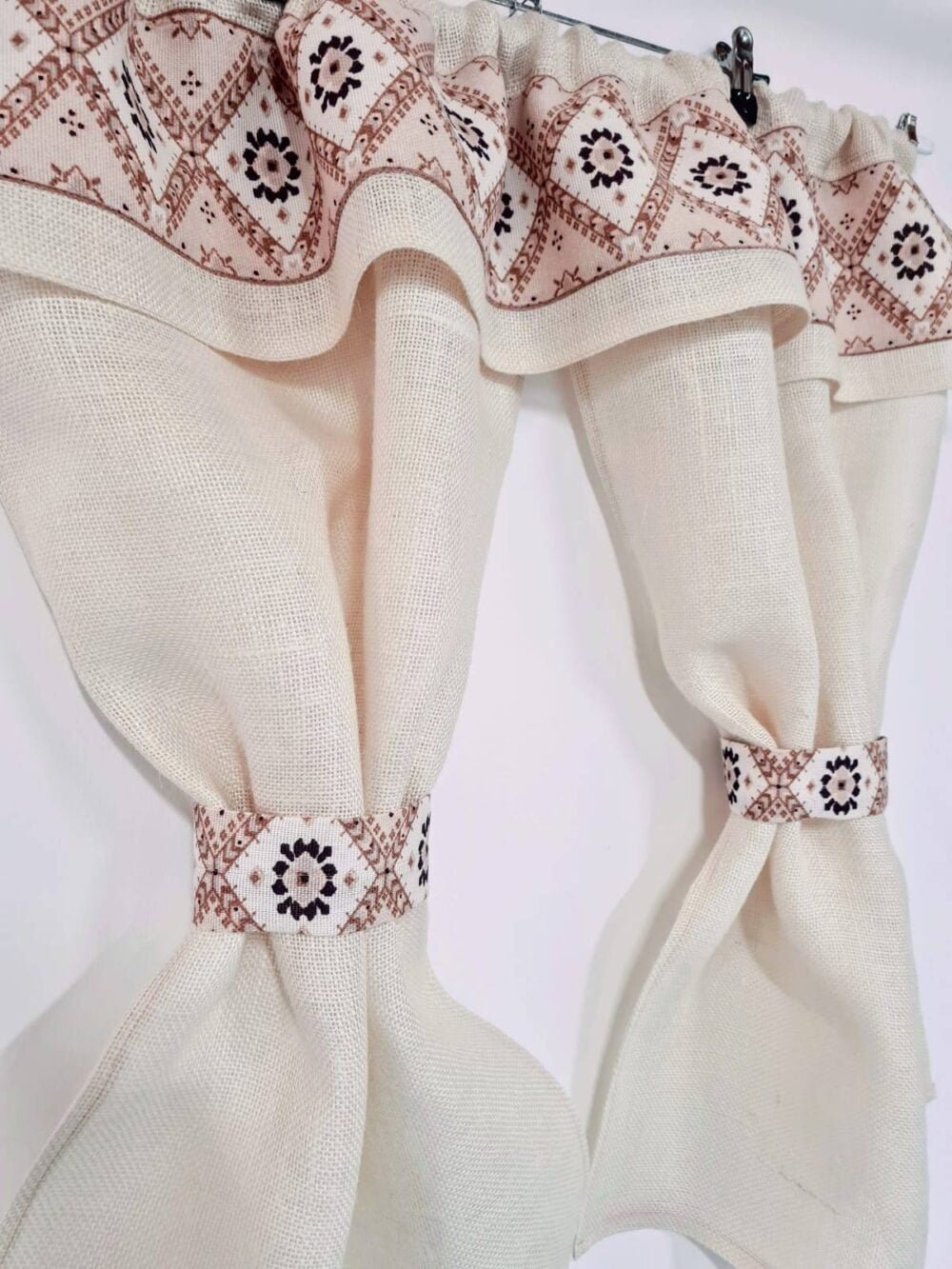 348335317_588013056489730_5367921615535924954_n Perdele Rustice din Iuta Alba cu Motiv Traditional