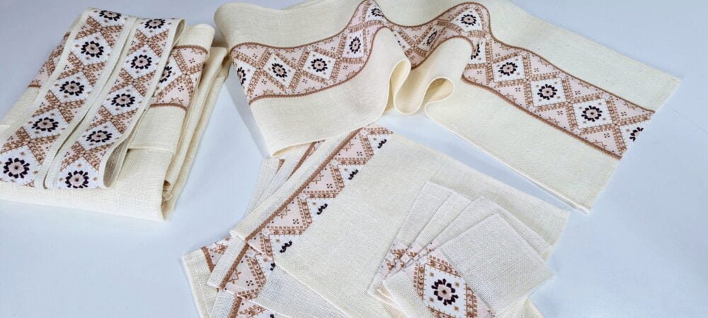 353848922_707403504725862_5634054295976237175_n Perdele Rustice din Iuta Alba cu Motiv Traditional