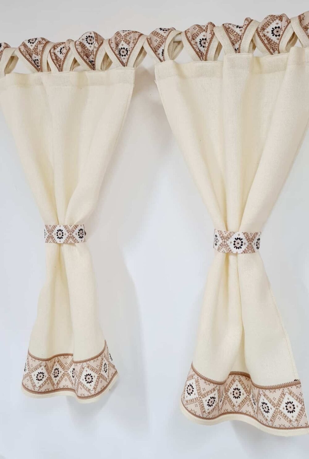 Perdele Rustice din Iuta Alba cu Bride si Motive Traditionale