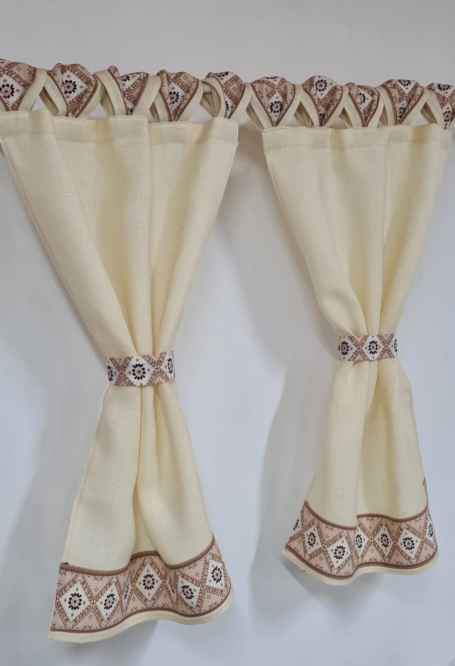 Perdele Rustice din Iuta Alba cu Bride si Motive Traditionale